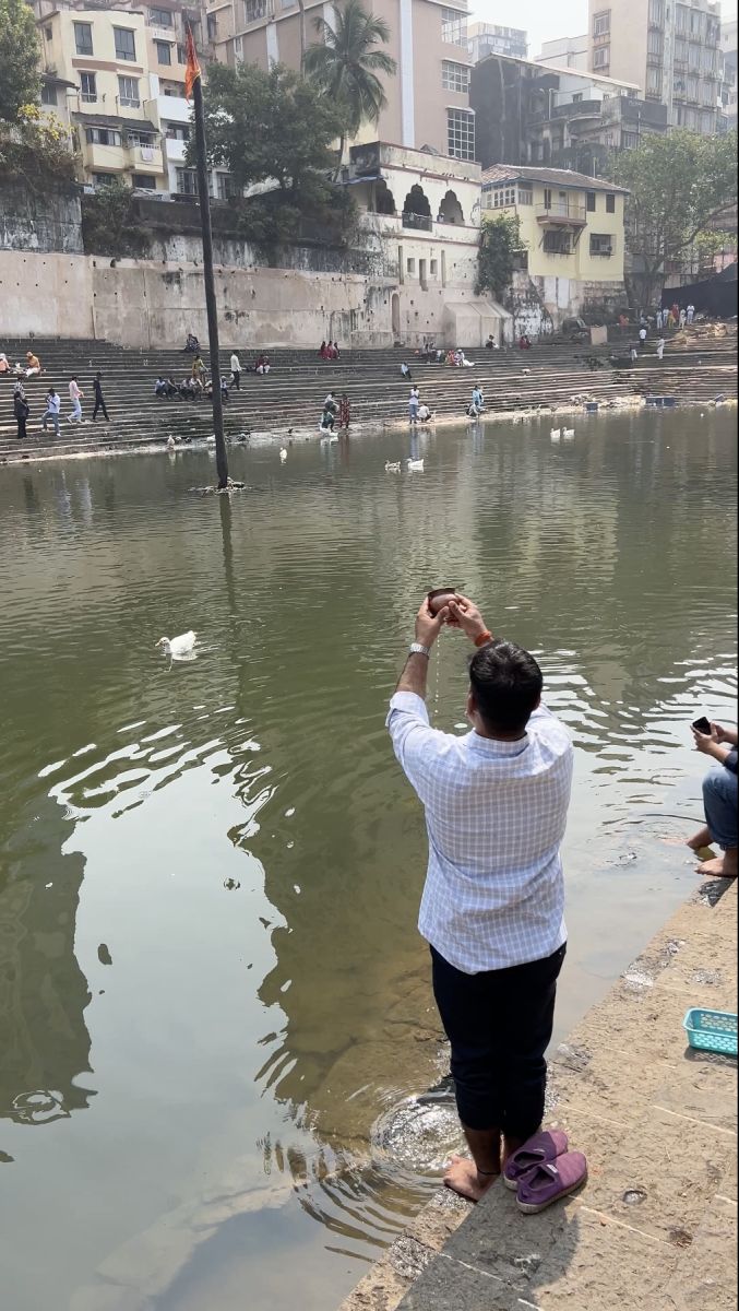 วัดวอลเกศวร (Walkeshwar Temple) และ บ่อน้ำบังกังกา (Banganga Tank)