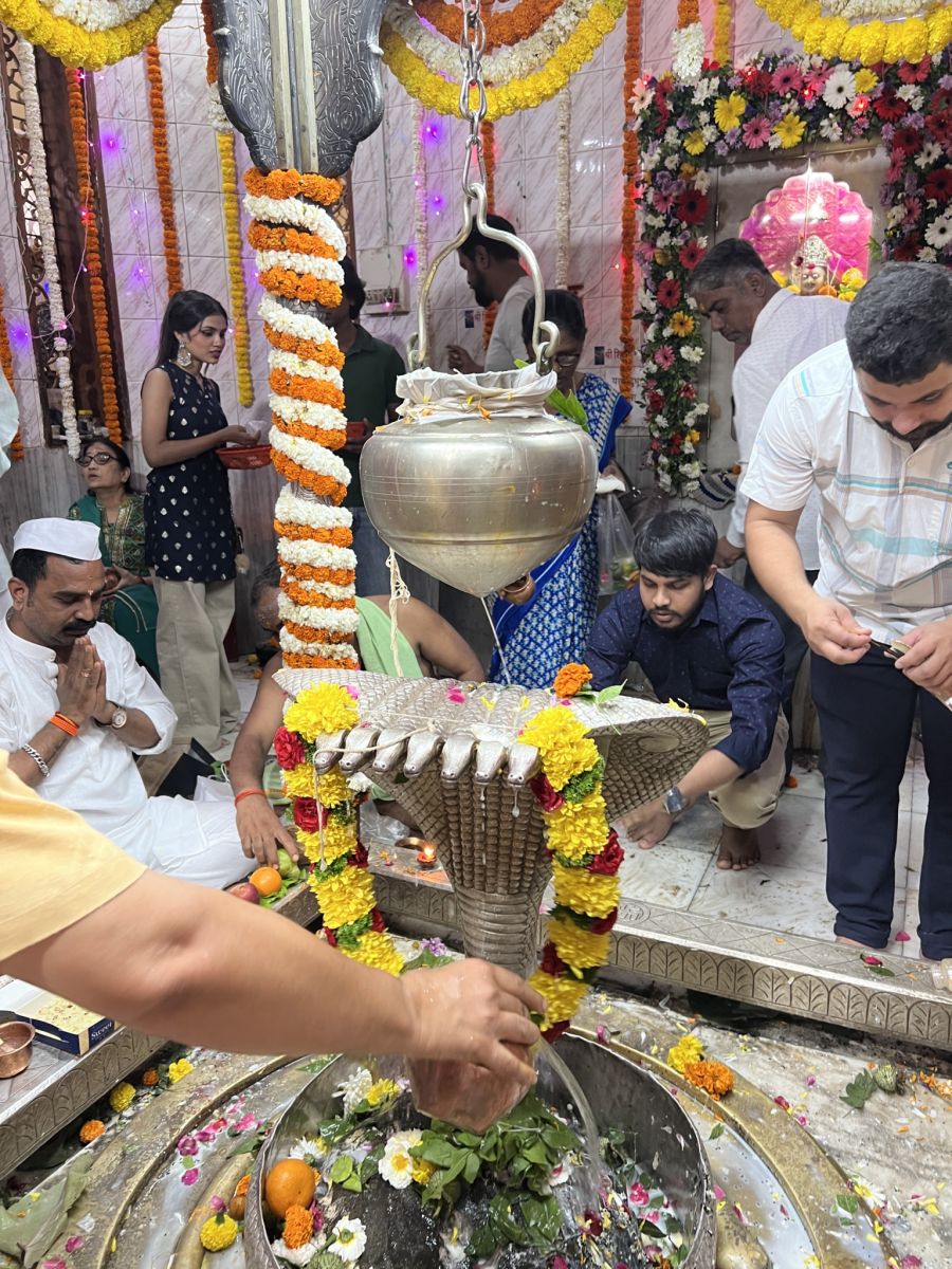 วัดวอลเกศวร (Walkeshwar Temple) และ บ่อน้ำบังกังกา (Banganga Tank)