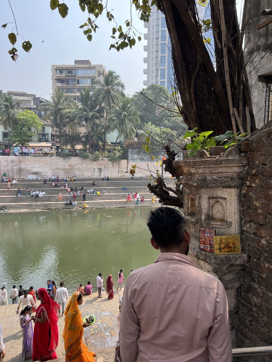 วัดวอลเกศวร (Walkeshwar Temple) และ บ่อน้ำบังกังกา (Banganga Tank)